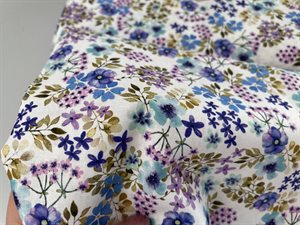 Poplin - med smukke blålilla blomster